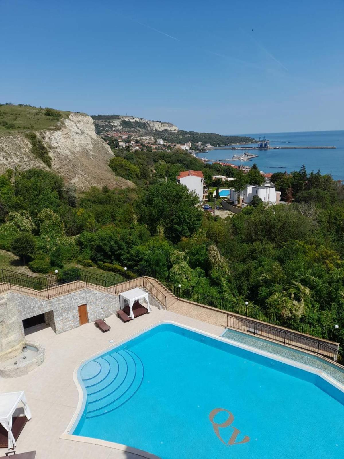 Apartment Queen's Garden Balchik